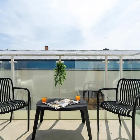 公寓 Cozy With Balcony With Underground Parking By Renters