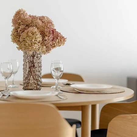 公寓 Cozy With Balcony With Underground Parking By Renters *