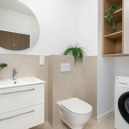 Cozy With Balcony With Underground Parking By Renters 波兹南